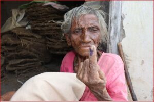 Election Commission of India उम्रदराज और दिव्यांगजनों ने होम वोटिंग कर सशक्त लोकतंत्र निर्माण में निभाई सहभागिता, 101 वर्षीय मतदाता बुधवारा माली बनी इस महापर्व की गवाह