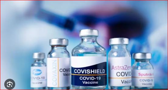 Covishield vaccine कोविशिल्ड वैक्सीन के साइड इफेक्ट को लेकर सियासत जारी, डॉक्टरों ने ने कहा- घबराने की जरूरत नहीं