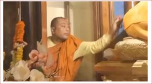 world famous bodhgaya गर्भगृह में बौद्ध भिक्षु के द्वारा दानपेटी से रुपए चोरी करते वीडियो वायरल