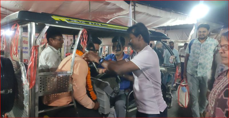 Baloda Bazar कलेक्टर सहित अधिकारियों ने फुल व माला पहनाकर किया मतदान दलों का स्वागत