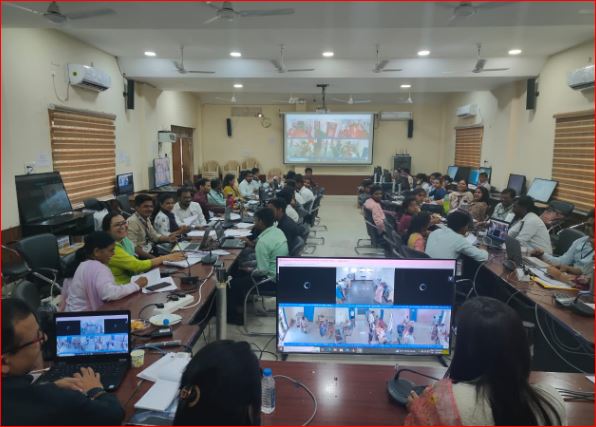 Durg Collector जिला कार्यालय के सभाकक्ष से वेबकास्टिंग कंट्रोल ,755 मतदान केंद्रों में रखी जा रही है नजर