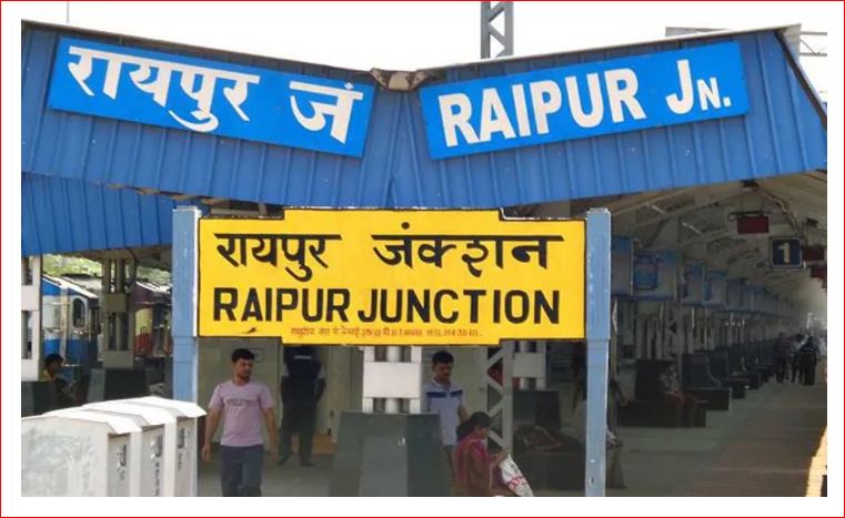 Raipur Station शराब खोरी करते कुलियों की सीनियर डीसीएम ने ली खबर