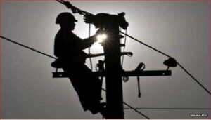 Chhattisgarh बिजली के खंभे पर चढ़े व्यक्ति की करंट लगने से मौत