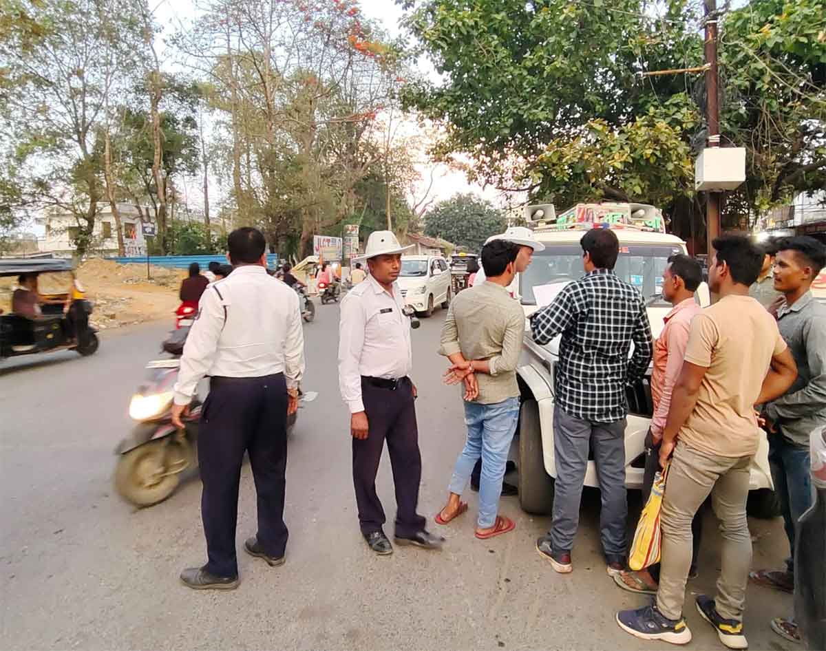  Surguja Police : वाहन चलाते समय मोबाइल फ़ोन से बात करने वाले की अब खैर नहीं ,  देखिये VIDEO