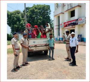 Manipur police stations : मालवाहक वाहनों में सवारी ले जाने के विरुद्ध प्रशासनिक कार्रवाई, लखनपुर और मणिपुर थाने में पिकअप जप्त