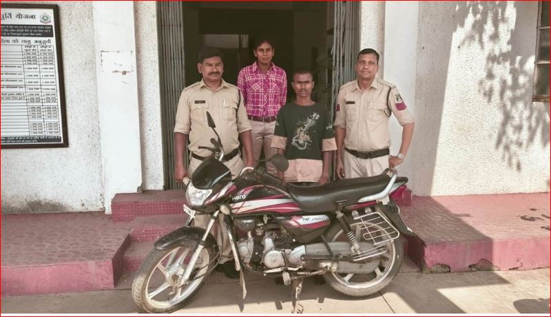 Torva Police चोरी की बाइक के साथ तोरवा पुलिस ने रायपुर के बदमाश को किया गिरफ्तार