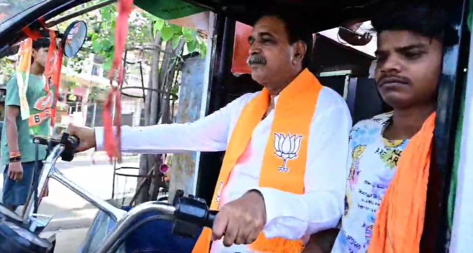 CG News: पूर्व मंत्री राजेश मूणत ने चलाया ऑटो रिक्शा, मांगे वोट…