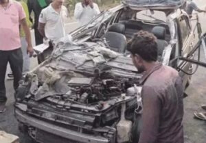 हाइवा से टकराई तेज रफ्तार कार, सड़क हादसे में तीन लोगों की मौत