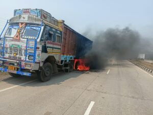 CG Accident: खड़े ट्रक में जा घुसा बाइक सवार, ट्रक में लग गई भीषण आग..