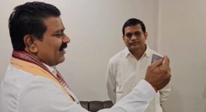 CG News: उप-मुख्यमंत्री शर्मा ने 10वीं की परीक्षा पास करने वाले पूर्व नक्सली युवा को वीडियो कॉल कर दी बधाई…