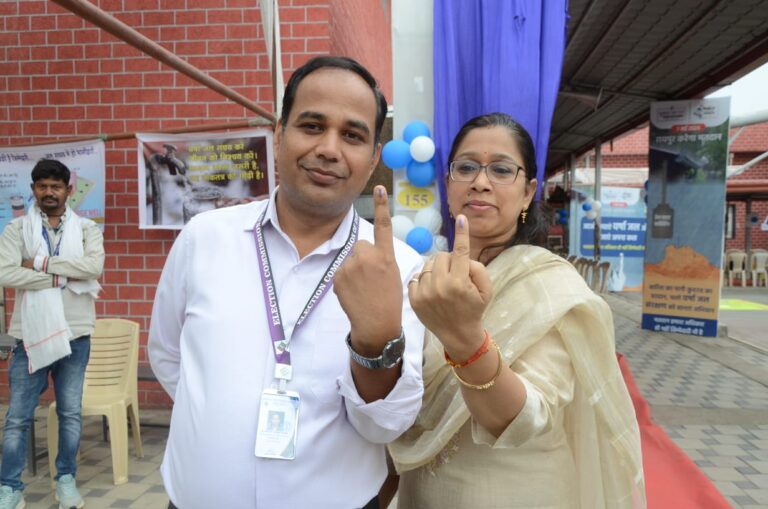 कलेक्टर और उनकी पत्नी डॉ. सुनीता सिंह ने किया मतदान