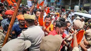 शिव मंदिर में तोड़फोड़, हिंदू संगठन के लोगों ने राजिम बस स्टैंड पर किया चक्काजाम