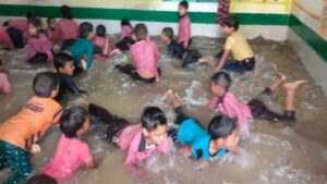 स्कूल के क्लास रूम बना स्विमिंग पूल, पढ़े पूरी खबर