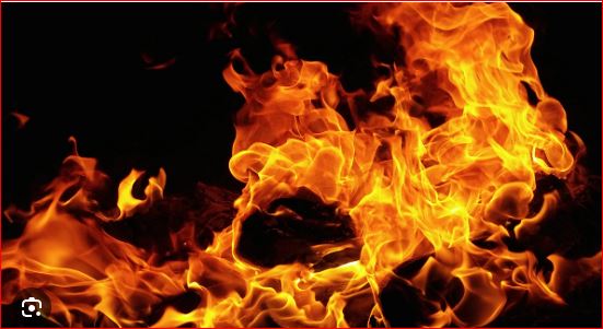 National News Today : नोएडा में गर्मी के बीच आग का तांडव जारी, बिल्डिंग में लगी भीषण आग,कार जलकर राख