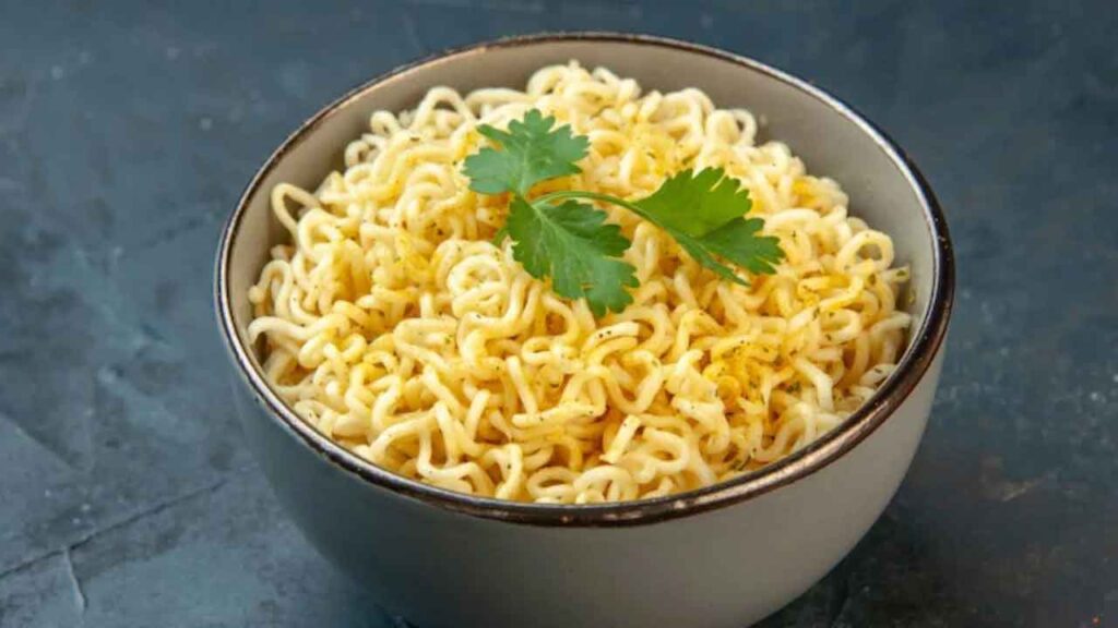 Eat instant noodles :