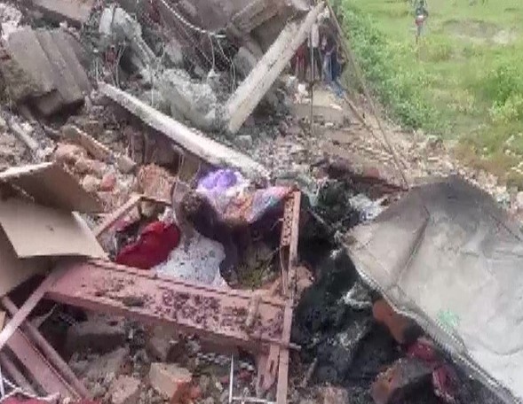 Bihar Big Breaking : बम धमाके से दहला शहर, घर भसकने से 6 लोगों की दबकर मौत, अफरा तफरी का माहौल