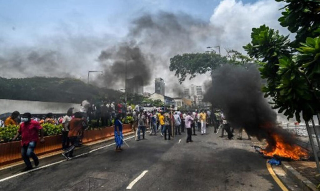 Violence In Sri Lanka : राष्ट्रपति गोटबाया प्रेसिडेंट हाउस छोड़कर भागे, झड़प में 100 से ज्यादा घायल