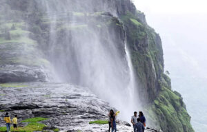 Nanaghat River Falls : उल्टा बहता है भारत की इस जगह पर झरना, एक बार जाएं जरूर