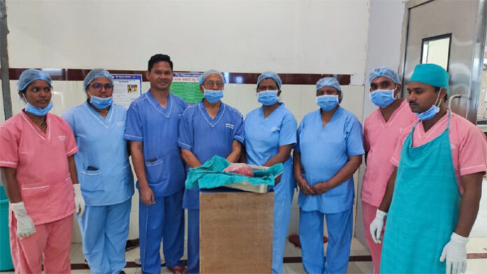 जिला चिकित्सालय बलौदाबाजार मे डाक्टरों ने किया कमाल महिला के पेट से गोला निकाल बचाई जान.
