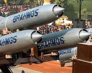BrahMos Missile : पाकिस्तान में ब्रह्मोस मिसाइल दागने वाले 3 अधिकारी सस्पेंड, वायुसेना ने इस वजह से लिया फैसला