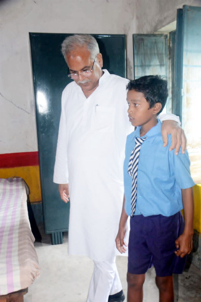 CG Government Pre Matric Boys Hostel : मुख्यमंत्री भूपेश बघेल ने शासकीय प्री मैट्रिक अनुसूचित जनजाति बालक छात्रावास कुंजेमुरा का किया निरीक्षण