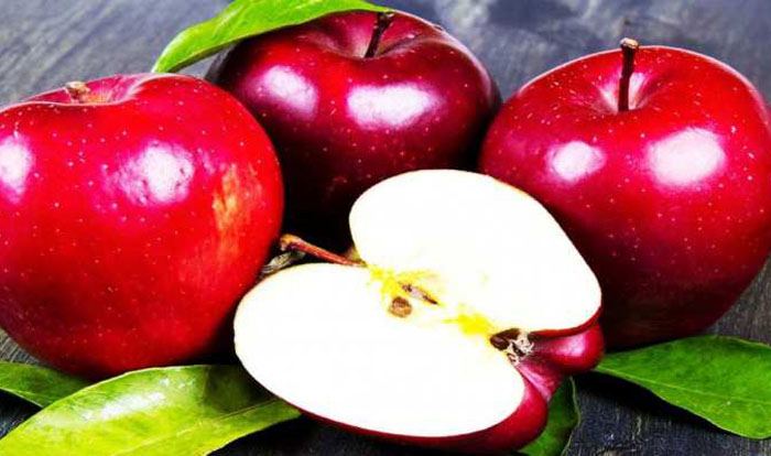 Wax Coated Red Apple : लाल सेब के साथ कहीं आप भी तो नहीं खा रहे मोम? फल से यूं हटाएं वैक्स कोटिंग