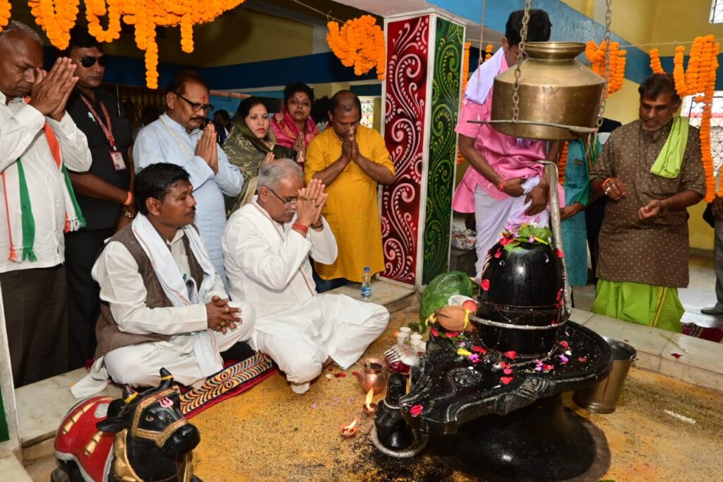 CG Amriteshwar Mahadev Temple : मुख्यमंत्री बघेल ने ऊँ.अमृतेश्वर महादेव मंदिर में पूजा-अर्चना कर प्रदेशवासियों के सुख-समृद्धि की कामना की