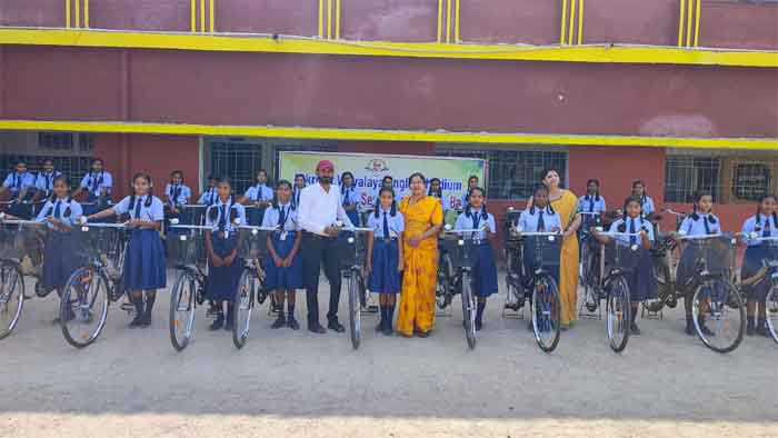 Saraswati Cycle Scheme : स्वामी आत्मानंद उत्कृष्ट विघालय मे छात्राओं को साइकिल वितरित