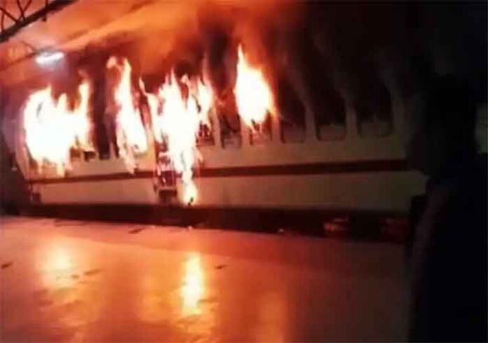 Bhopal Passenger Train Fire : ट्रेन में लगी भीषण आग, अंदर से बंद थीं सभी बोगियां, मची अफरा तफरी, फिर...