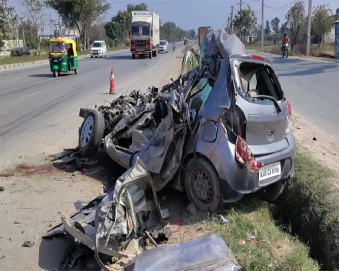 Accident : ट्रक और कार में हुई टक्कर, 5 लोगों की मौके पर ही मौत