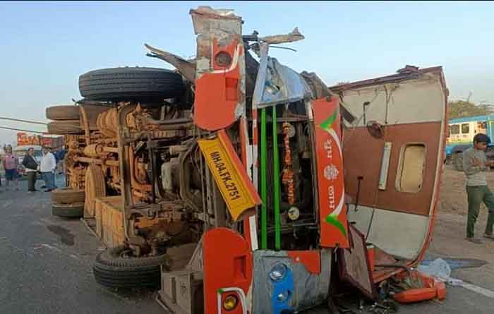 Nashik-Shirdi Road Accident : नासिक-शिर्डी रोड पर बस और ट्रक की टक्कर, हादसे में 10 की मौत, कई घायल