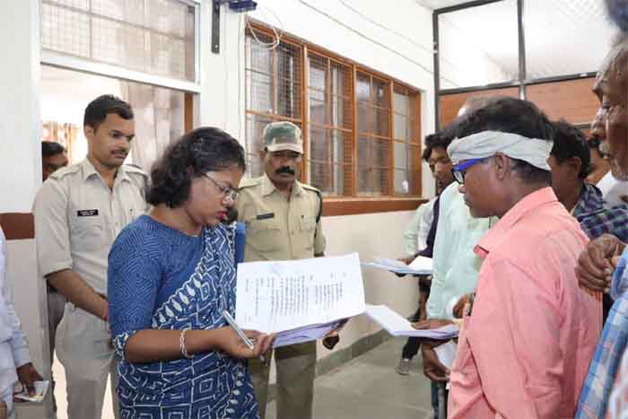 Collector Nupur Rashi Panna : कलेक्टर ने सुनी आमजनों की समस्याएं, प्राप्त आवेदनों के निराकरण के लिए अधिकारियों को दिए निर्देश
