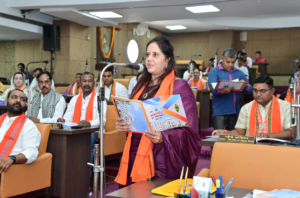 बजट पेश करती महापौर मीनल चौबे