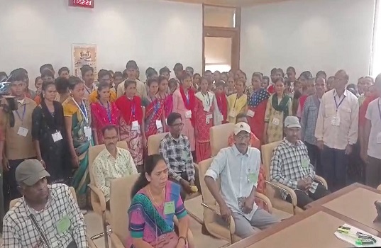 ऐतिहासिक पल: मुख्यधारा में लौटे 120 पूर्व नक्सलियों ने देखी छत्तीसगढ़  विधानसभा की कार्यवाही - Aaj Ki Jandhara