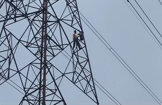 धरसींवा: जमीन वापस दिलाने की मांग को लेकर किसान हाइटेंशन टावर पर चढ़ा, मचा हड़कंप - Aaj Ki Jandhara